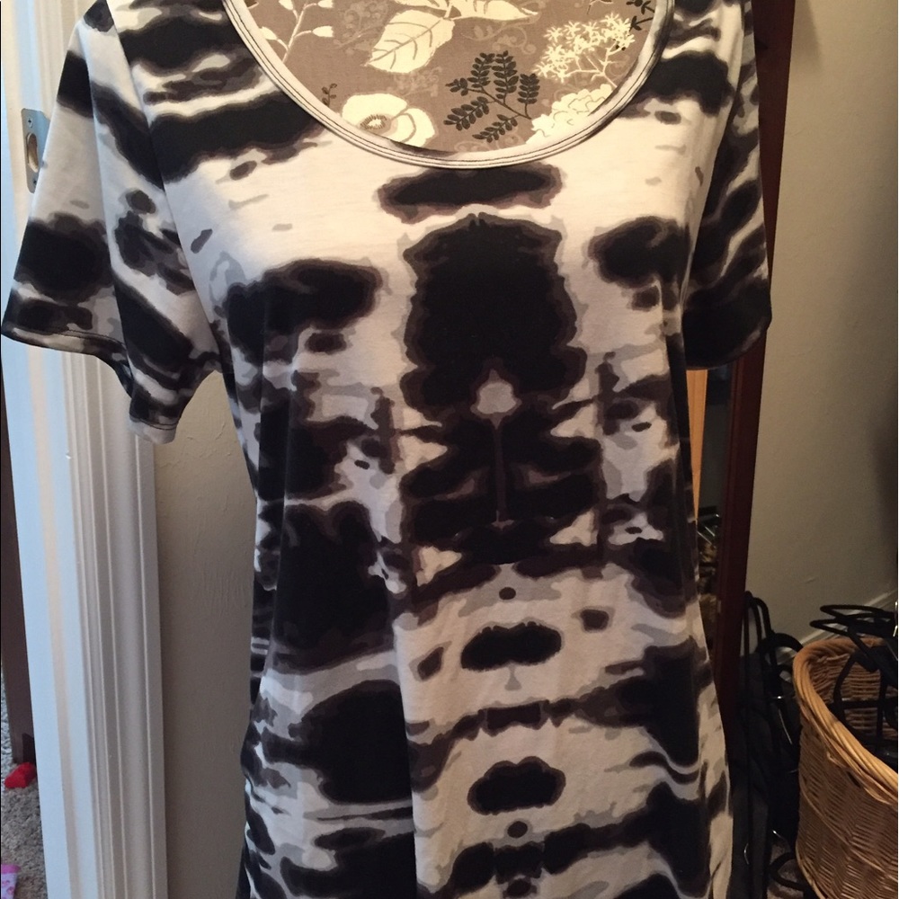 LuLaRoe Classic Tee size Large