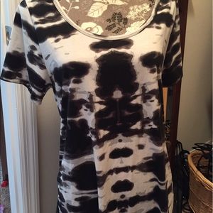 LuLaRoe Classic Tee size Large