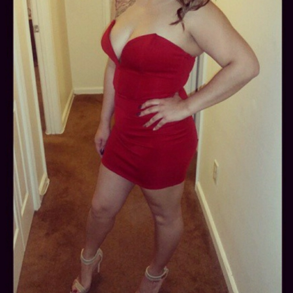 HOT MIAMI STYLES, RED STRAPLESS DRESS