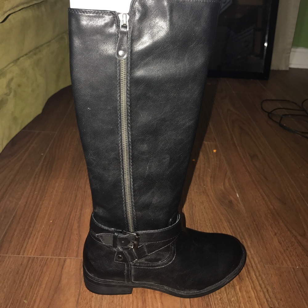Brand new. Never worn black boots.