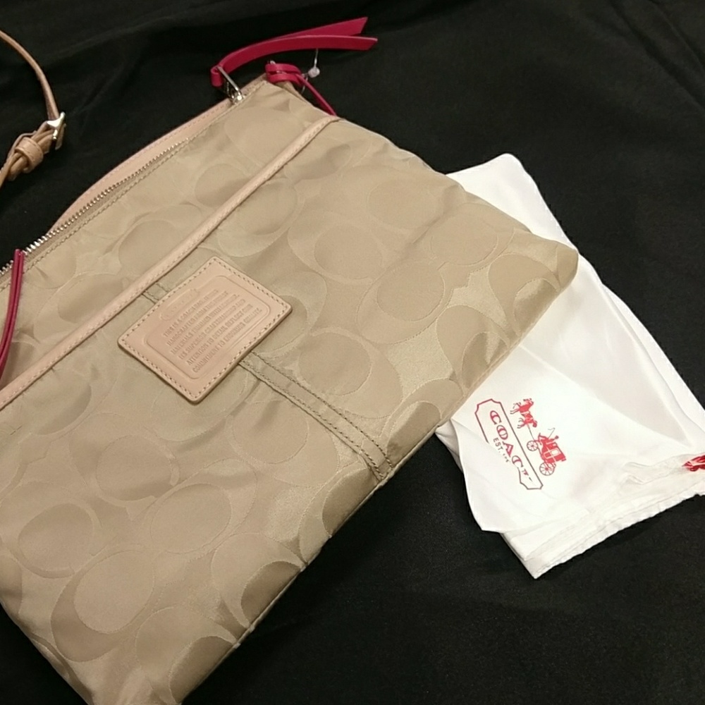 Coach SigNature Weekend Hippie NWT - Picture 3 of 5