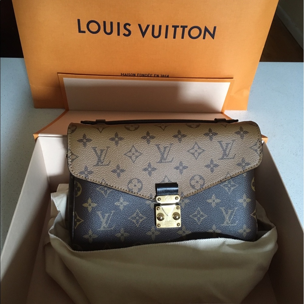 NEVER WORN Louis Vuitton Reverse Pochette Metis