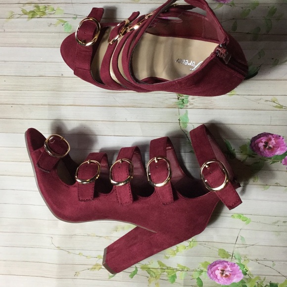 Last pair Burgundy faux suede buckles sandal 9 - Picture 3 of 4