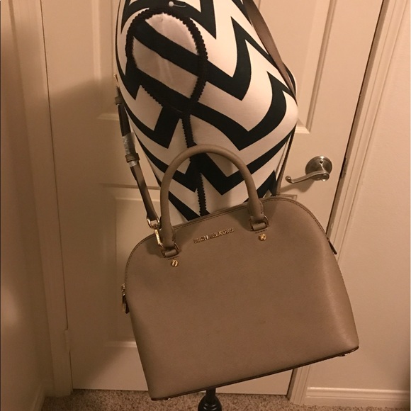 Michael Kors Cindy Dome Satchel Medium - Picture 2 of 5