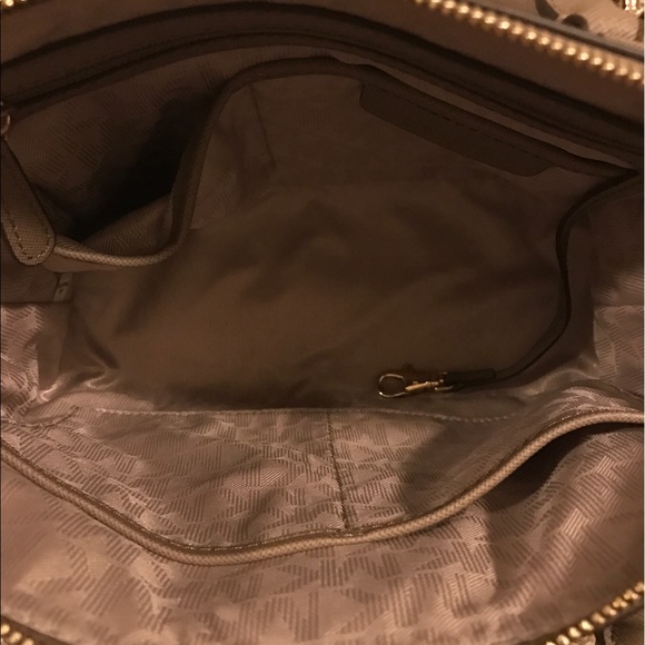 Michael Kors Cindy Dome Satchel Medium - Picture 3 of 5