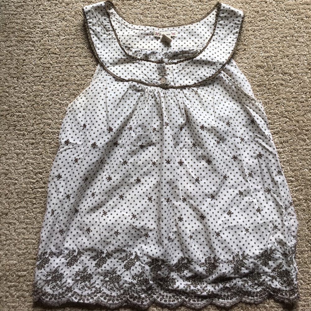 Cute summer top with scalloped hem