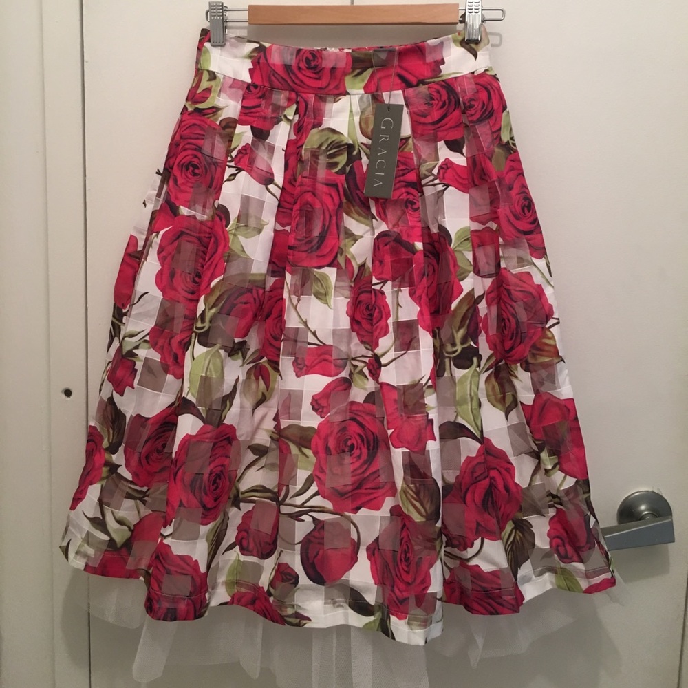 New adorable skirt, size S