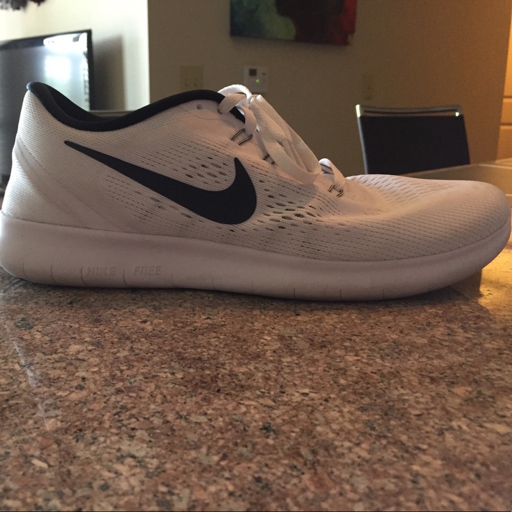 Women's Nike free run tennis shoes