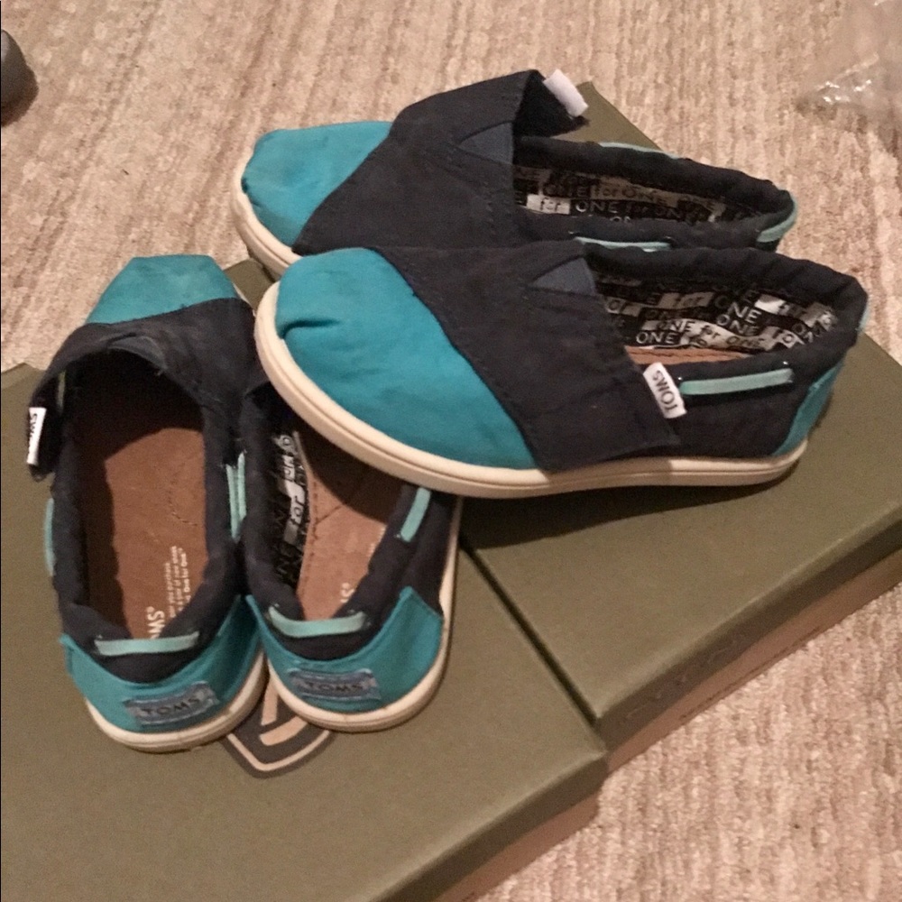 Size 10 unisex Toms. Worn 1x!!