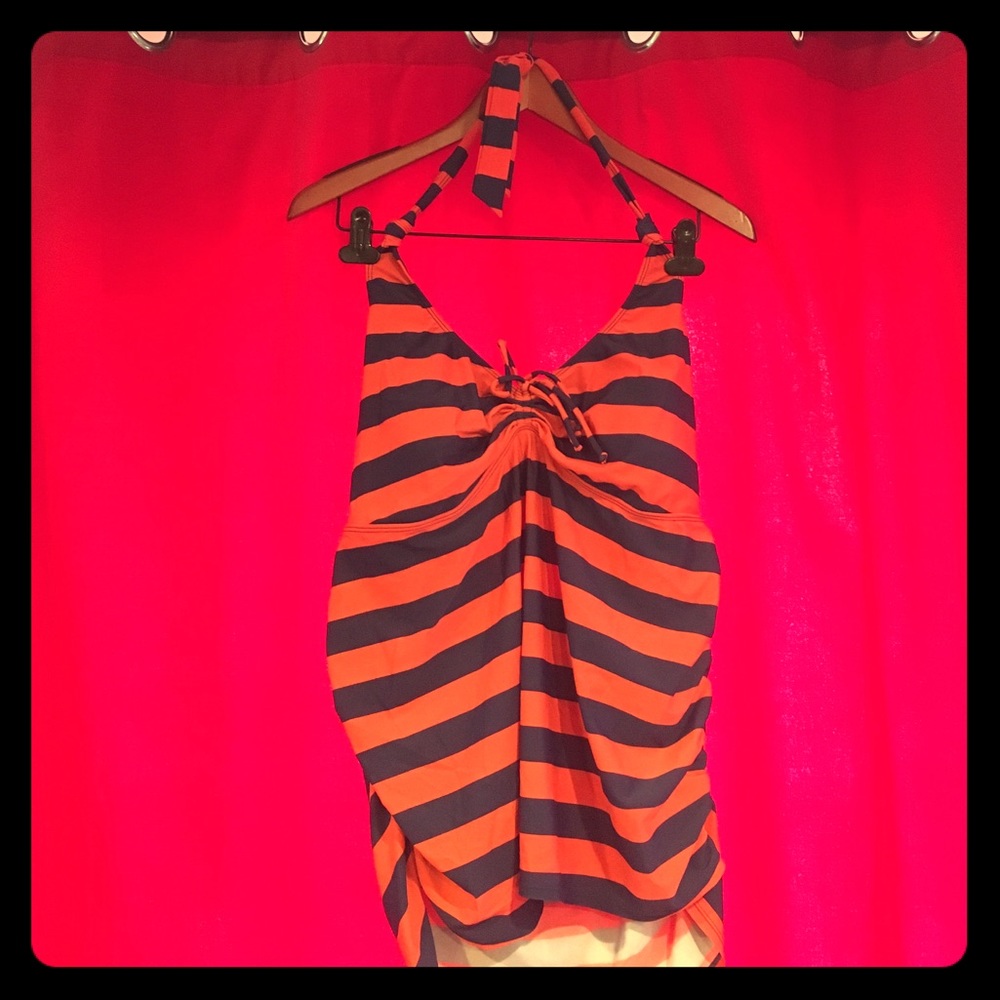 A cute plus-size maternity swimsuit!!!