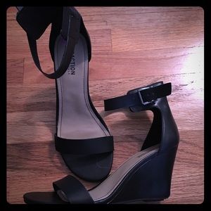 Kenneth Cole Reaction wedge