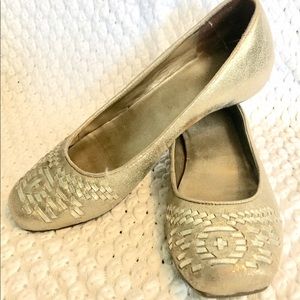 🏵 Kenneth Cole Reaction Gold Flats