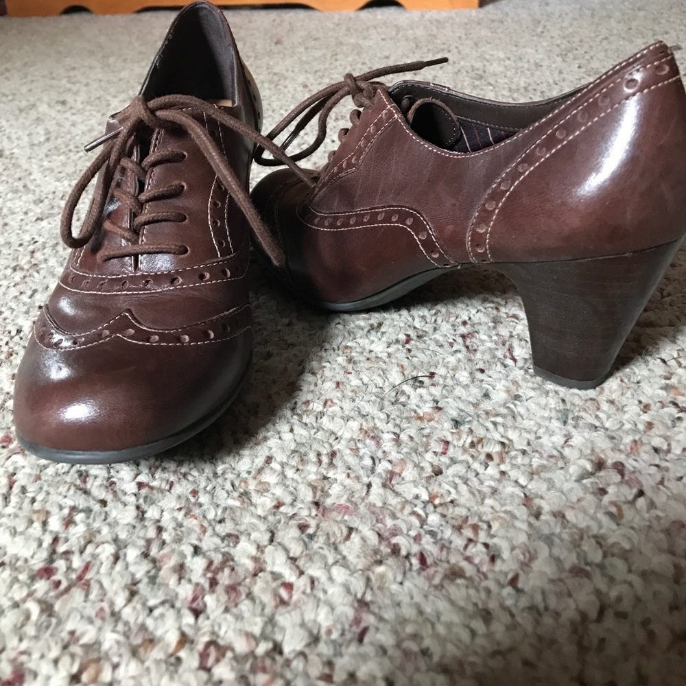 Aborbale pair of oxford heels