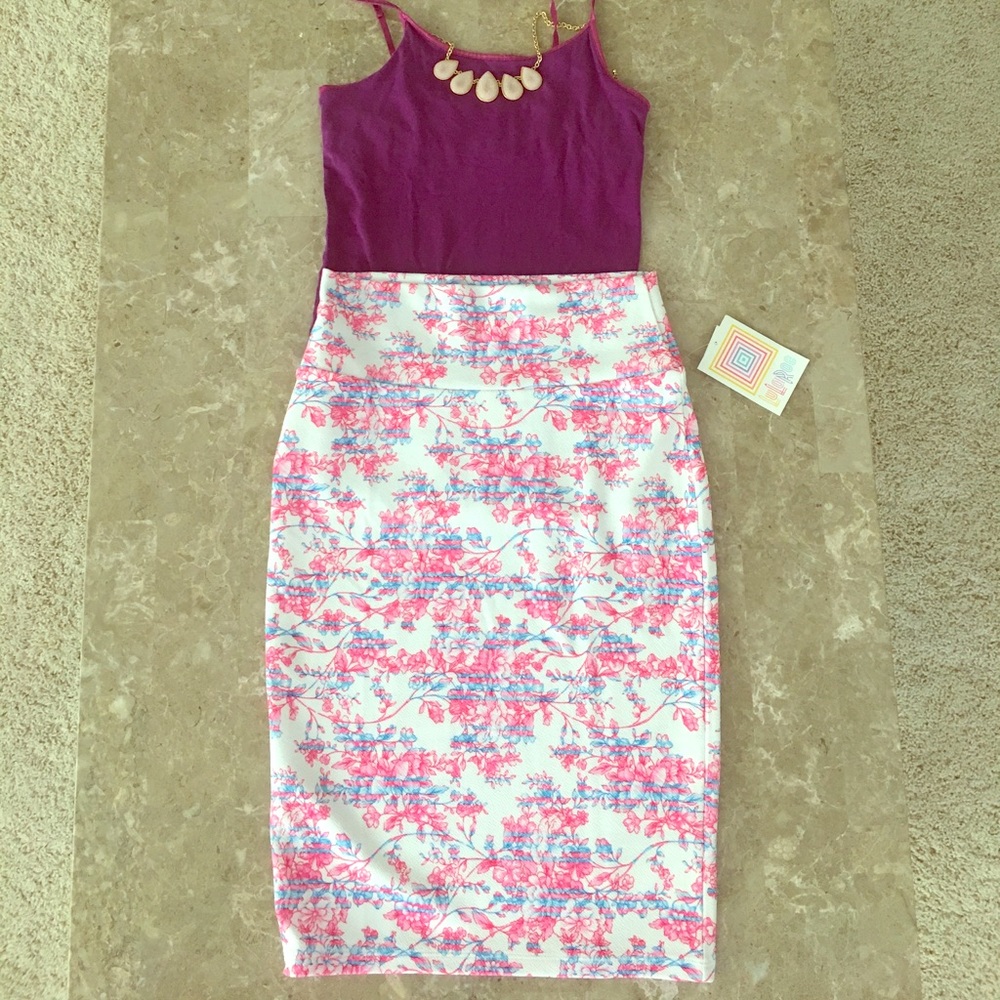 XS Cassie Lularoe skirt white background blue pink