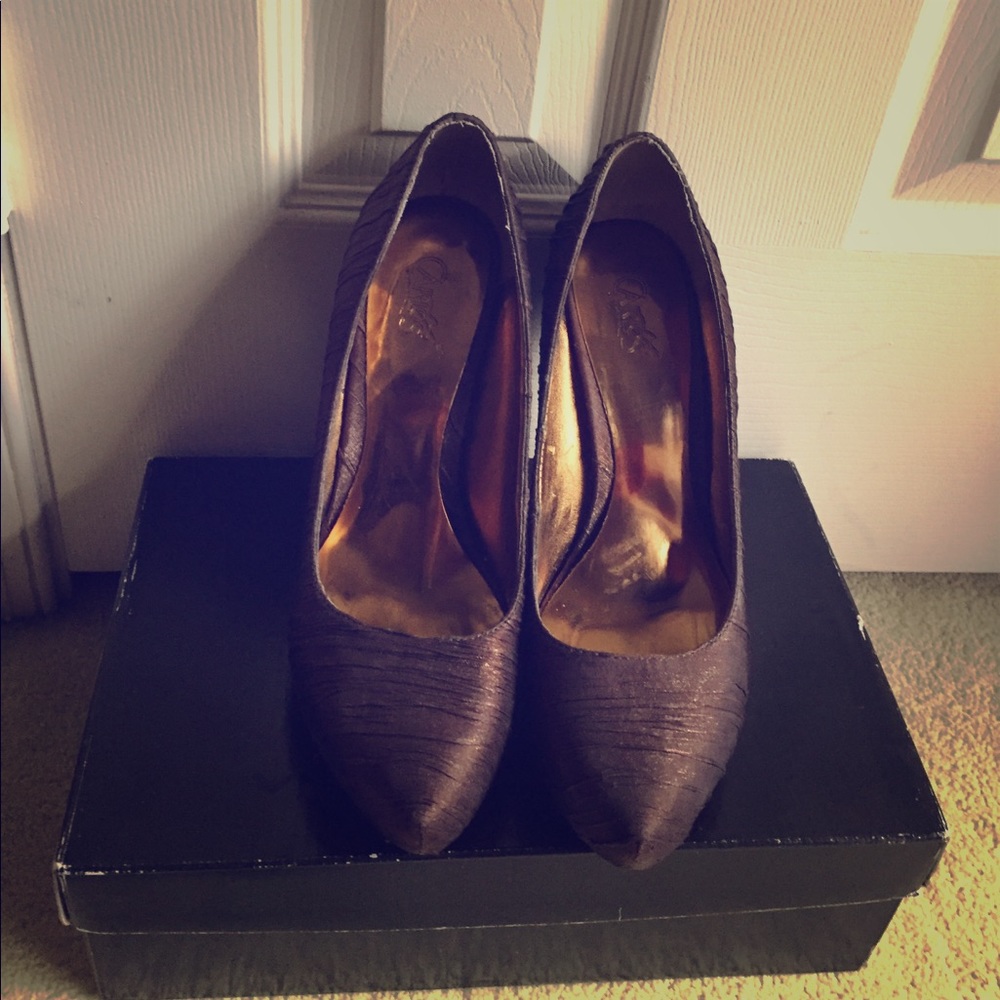 SALE!!! Bronze stripe sparkly pump - Picture 1 of 3