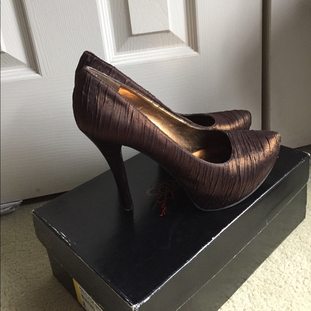 SALE!!! Bronze stripe sparkly pump - Picture 2 of 3