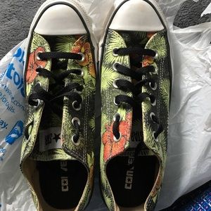 Woman's Tropical Converse size 8