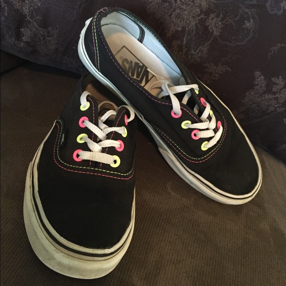 Vans black with neon stitch and eyelets. 🖤🖤🖤