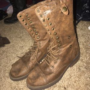 Combat boots