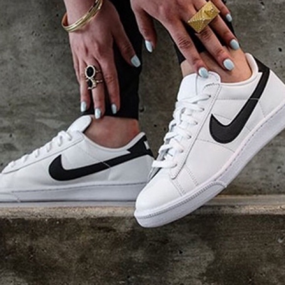 NIKE WOMENS TENNIS CLASSIC SHOES WHITE BLACK NEW - Picture 2 of 4