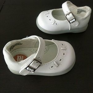 🌈SALE White Bow Accented Mary Jane Size 4