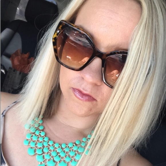 Meet your Posher, Jessica - Picture 2 of 5