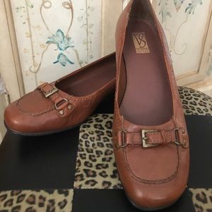 Leather upper flats with brass color metal accents