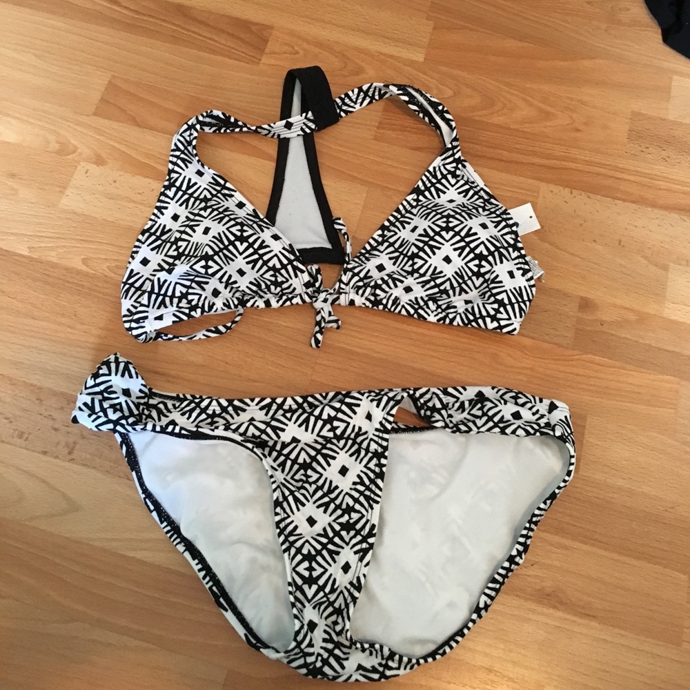 OLD NAVY MEDIUM PATTERN BIKINI SET NWT