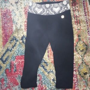 Black capri leggings with band