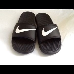 🎉Unisex Nike Slides. Price firm unless bundled.