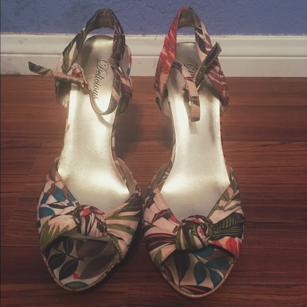 Hawaiian 🌺 open toe heels