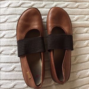 Leather flats with elastic