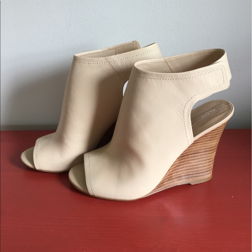 💕NEVER WORN💕 Nude Wedges