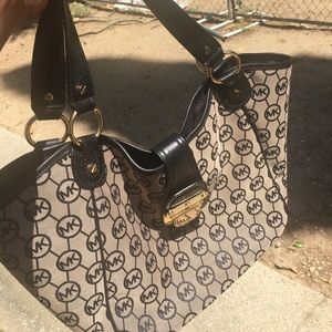 Mk purse on mercari for cheaper if interested