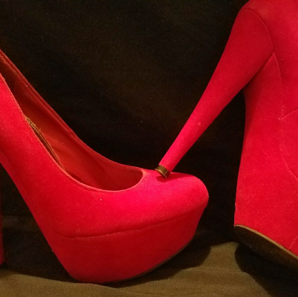 ??HOT Red PUMPS??