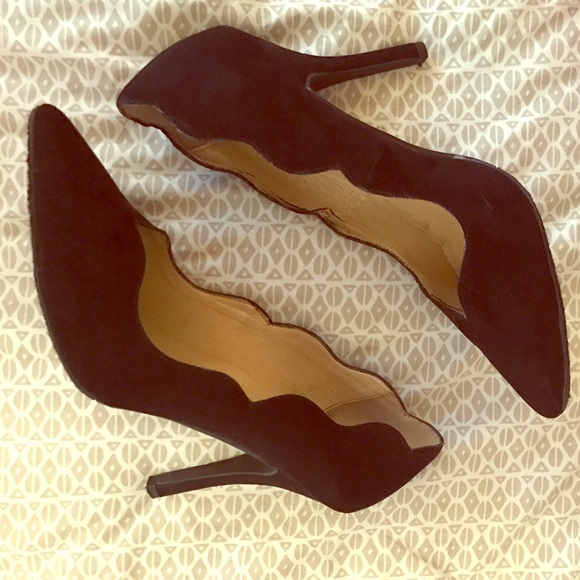 Black Scalloped Heels - Picture 1 of 2