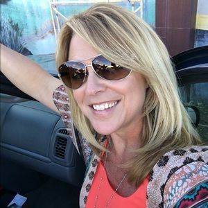 Meet your Posher, Leslie