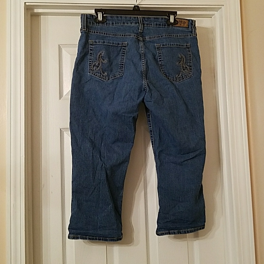 Levis capris