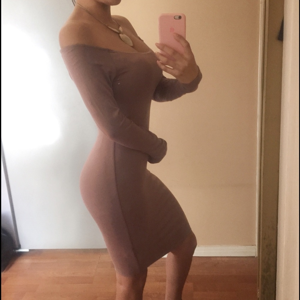 Off the shoulder Jasmine Dress- 1 LEFT!!♥️ - Picture 4 of 5