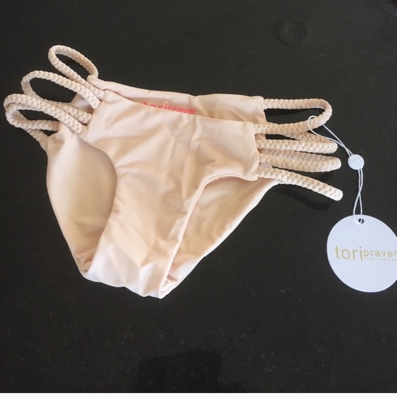 Tori Praver shyla bikini bottoms in naked - Picture 3 of 6