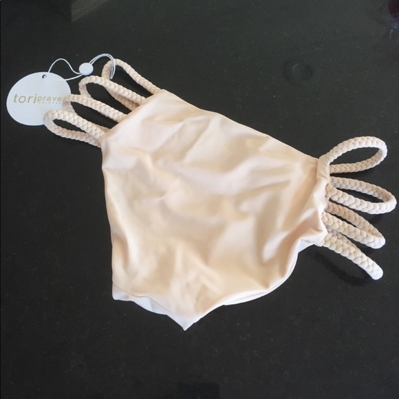 Tori Praver shyla bikini bottoms in naked - Picture 4 of 6