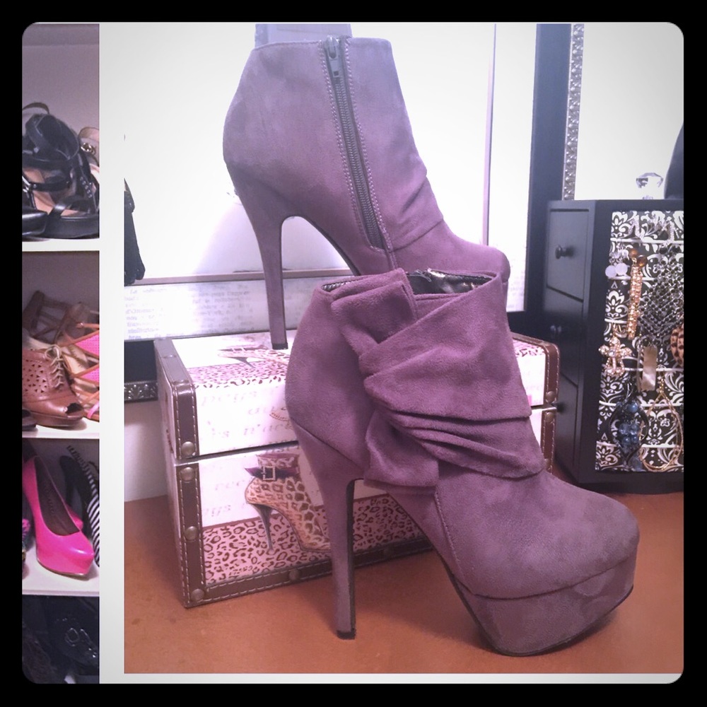 Grey bow booties