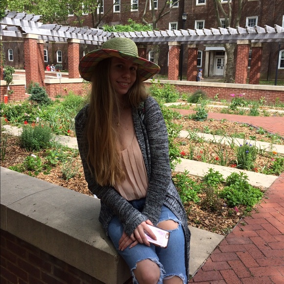 Meet your Posher, Haley 🌴 - Picture 2 of 4