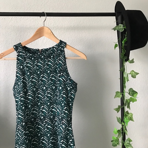 H&M Dresses & Skirts - • H&M palm print body con dress •