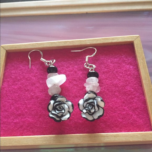 Moonstone and agate rose earrings. - Picture 2 of 2