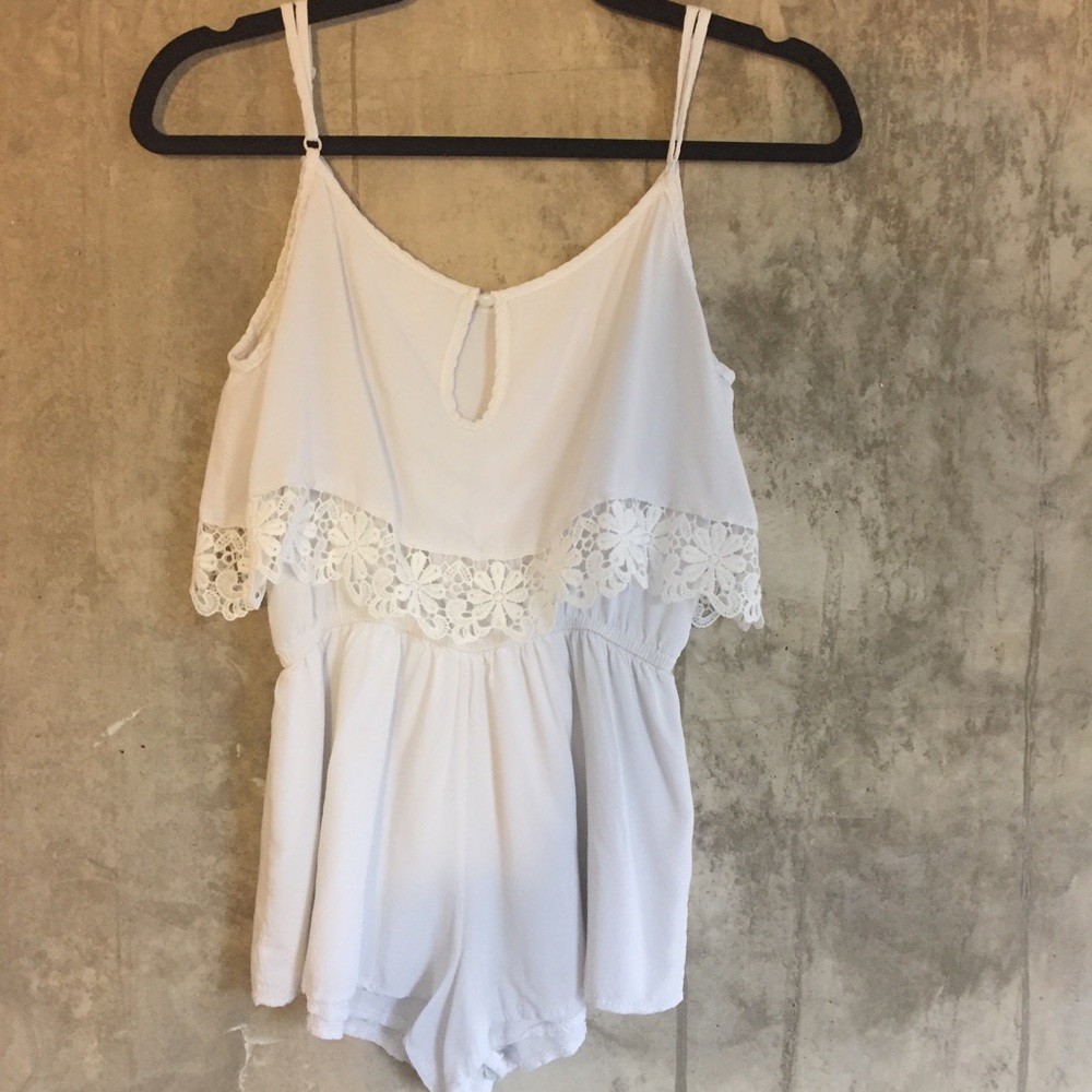 ❌ SOLD ❌ White Crochet Waist Romper - Picture 5 of 5