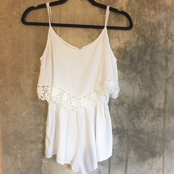 ❌ SOLD ❌ White Crochet Waist Romper - Picture 4 of 5