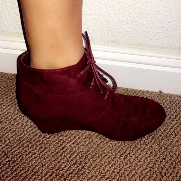 Maroon/ red heeled boots - Picture 2 of 4