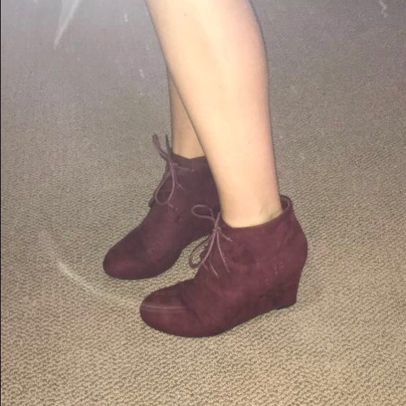 Maroon/ red heeled boots - Picture 3 of 4