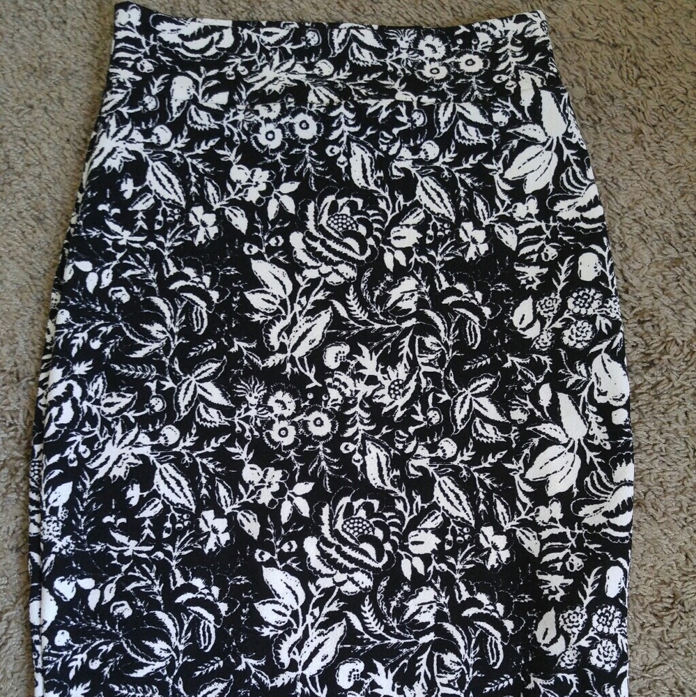 Long rose designed black n white pencil skirt